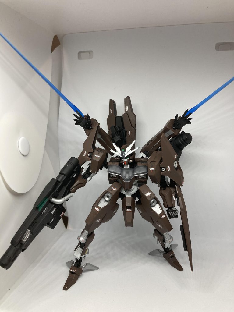 背中の腕は展開すると隠し腕として活用。