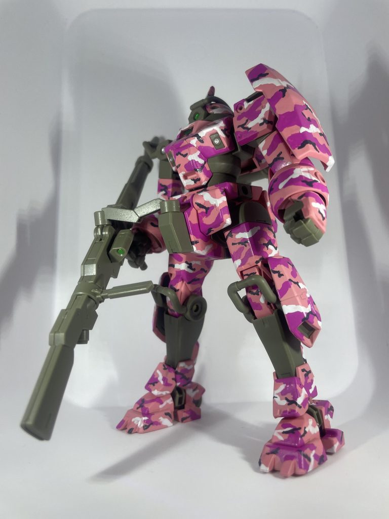 おつかれさまです!ギンペ☆GXレギュ落ちです。今回はずっと憧れだった迷彩塗装をやってみました。きっかけはネットで見つけた迷彩柄のガンダムMk-Ⅱでした。めちゃくちゃカッコよくて興奮したことを今でも覚えています笑最近再販されたガンダムMk-IIで迷彩塗装やってみたのですがイマイチの出来なのと、すでに皆様方すばらしい迷彩柄の作品を投稿されているので、色々と考えた結果…わたしの好きなピンク色で迷彩塗装し投稿するという奇行に走ることになりました笑