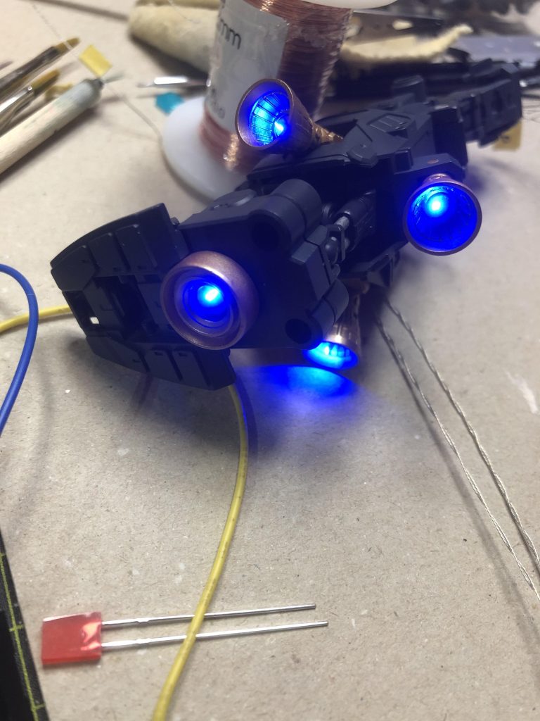 手間暇かかりますが電飾って楽しいですね。