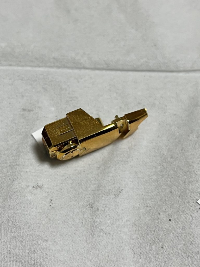 ハセガワのミラーフィニッシュを貼りました。かなり薄く伸びるシートでゲート跡がほぼ分からなくなりました。感動。ただかなり薄いシートなので、ヤスリも細かい番手までしないとヤスリ跡が目立ちます。#400→#600→#800→フィニッシュプレートしました。あと個人的な感覚かもしれませんが、クリアコートですがコーティングよりもミラーフィニッシュの方が少し溶けやすいような気がしました。 この苦労をするならボーンペイントのメッキ塗装の方が気持ち的に楽だったかも…。