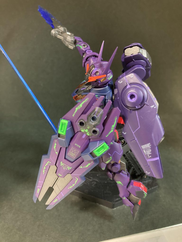 墨入れはファレフォのブルーヴァイオレットです。はみ出しても乾く前に拭き取れば簡単に処理できるので、乾燥した水性塗料の上に水性塗料での墨入れは助かります。以前、水性塗料→光沢プレミアムトップコート→エナメルで墨入れして、いつもの様に拭き取ったら、水性塗料部分まで色落ちしてしまったので、それ以降墨入れも水性塗料使ってます。