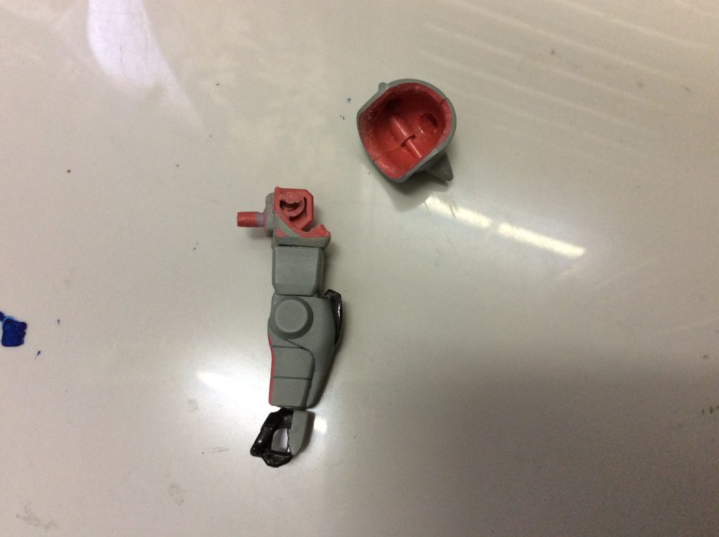 どうせならと、スパイクアーマーの切り離しにも挑戦しましたが、大型化する際にエポパテを使用したので、整形するのに一苦労でした。未だにデコボコなんですが、スパイクアーマーなのでダメージを受けてデコボコになったことにしようと、最終的には妥協してしまいました。