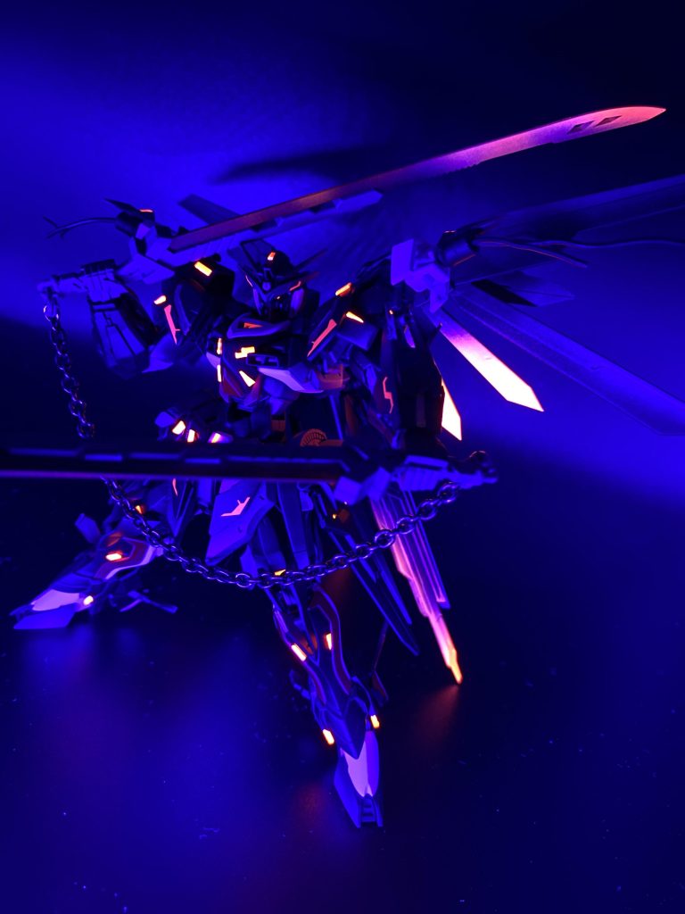 「ブラックライトを当てただけ」とかは言わないお約束だぜ？