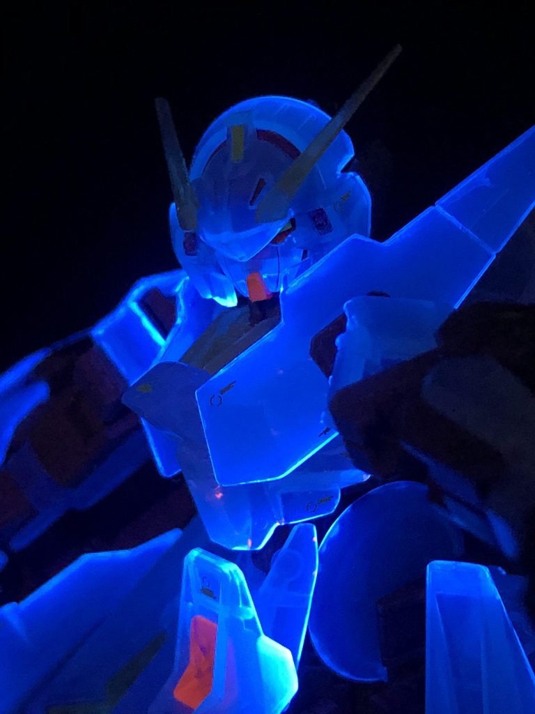 美しくカッコいい。 ガイアノーツさんの蛍光クリアーは無色で、ブラックライトを当てた時だけ色味に変化を付けれて良きですね。問題は溶剤の臭い…水性メインのリビングモデラーにはきついです。 