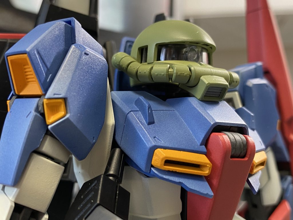 最期の仕上げを待つZザク。この後、誤ってクリアパーツに艶消しを拭いてしまい、慌ててケアしようとしたところ、クリアパーツが真っ白になる大惨事に見舞われました。以下↓