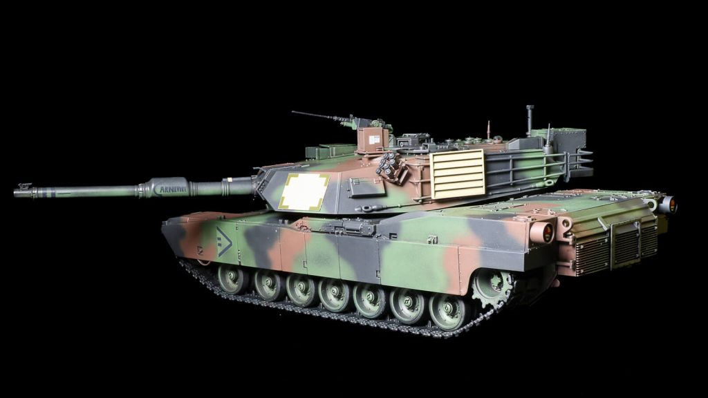 NATO迷彩は元々戦車の迷彩塗装なので、それをガイド無しに筆で塗装するのは大変でした。