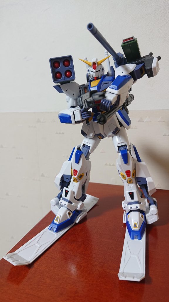 正面からヘビィマシンガ…じゃなかったビームライフルを構えて(笑)