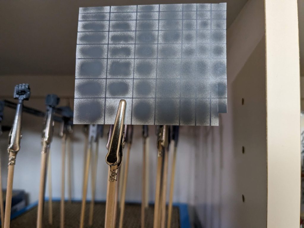 サフ吹きついでにグラデーション練習の様子 噴霧が粗くてこの時点で不安でしたけど、案の定、粗いグラデーションになってしまいました もちろん腕の悪さもありますが、充電式エアブラシの限界も感じました