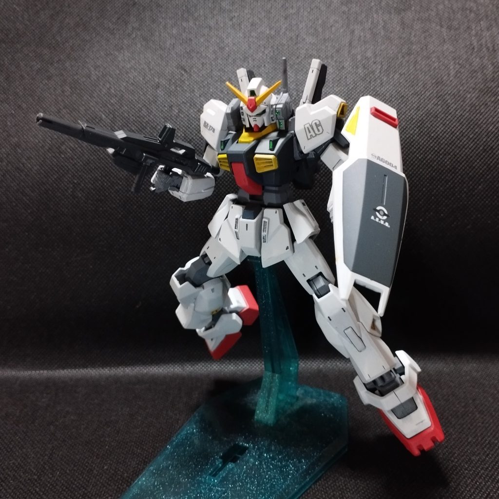 頭と足首から下は旧HGでそれ以外は新HGです。最初は旧HGをそのまま作ろうと考えたんですが、新版の合わせ目の少なさや可動域の広さも捨てがたく、いいとこ取りした感じです。