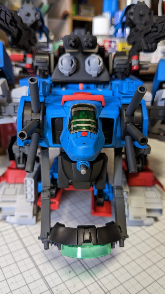 ガンブラスター正面画像!元祖SDだとキャノピーはクリアーグリーン一色のようでしたが、ここだけイラスト通りに色分けしてます。