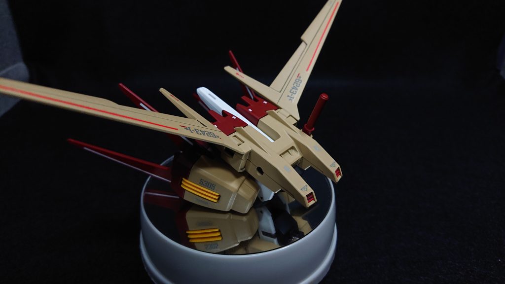 超電磁砲を装備するため、エールストライカーのビームサーベルを片方撤去し、接続穴にポリキャップを仕込むことで武装を保持しています