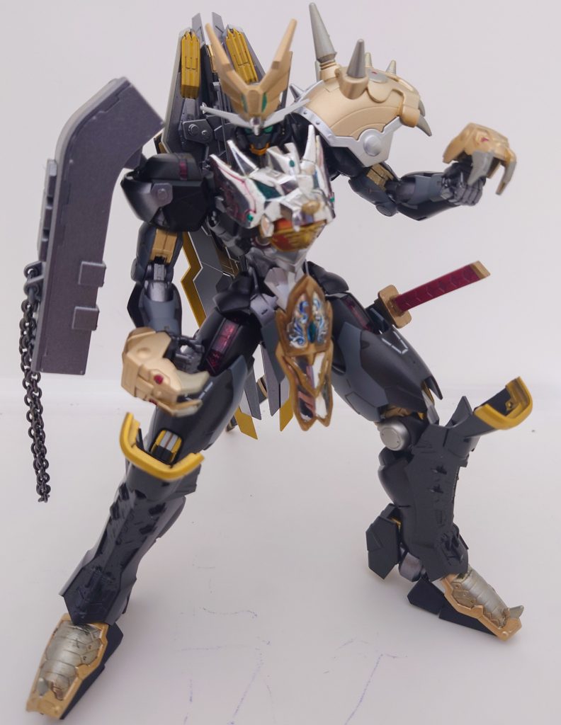 両手には手甲を装備しております。鉤爪のように近接戦闘できる設定です。