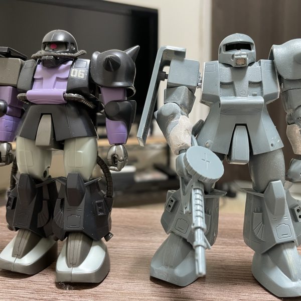 旧キットMSV1/144 MS-06R太腿をムチムチに、武器セットを改造して例のバズーカを再現してみました。したがって、カラーリングも例の色になります（笑）昔のハイコンプリートモデルと比較してみましたが、パーツの形状は似ている物の、胴体や太腿など細かい場所は形状が違いますね。原型を共通としながら、完成品トイとして微調整したという感じでしょうか。このムチムチ感はやはり最近のキットには出せない味かなと思います(^^)（2枚目）