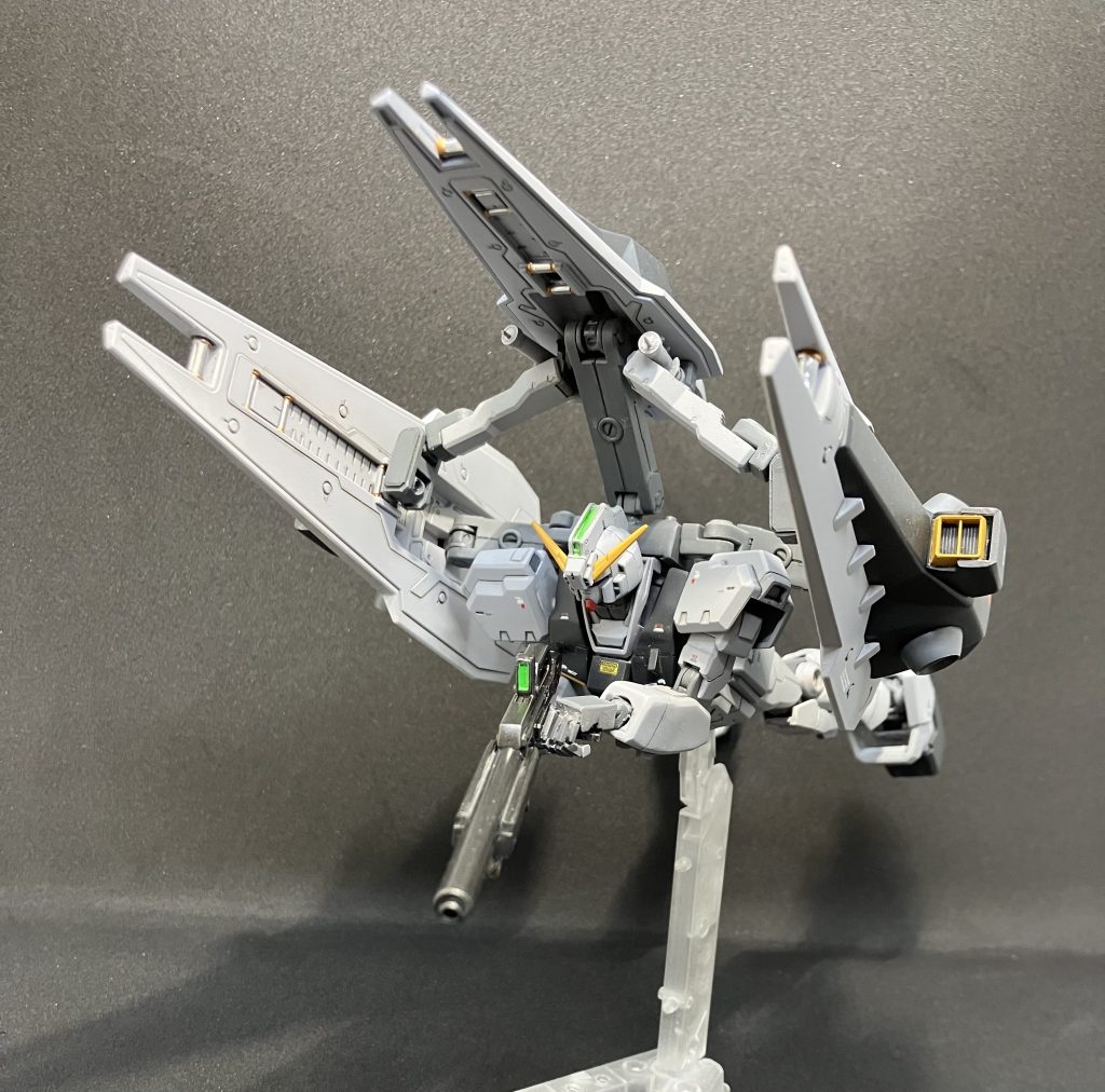 シールドブースターの向きを揃えて巡航形態です。サブアームはこれの保持の為に装備しているという個人的設定。