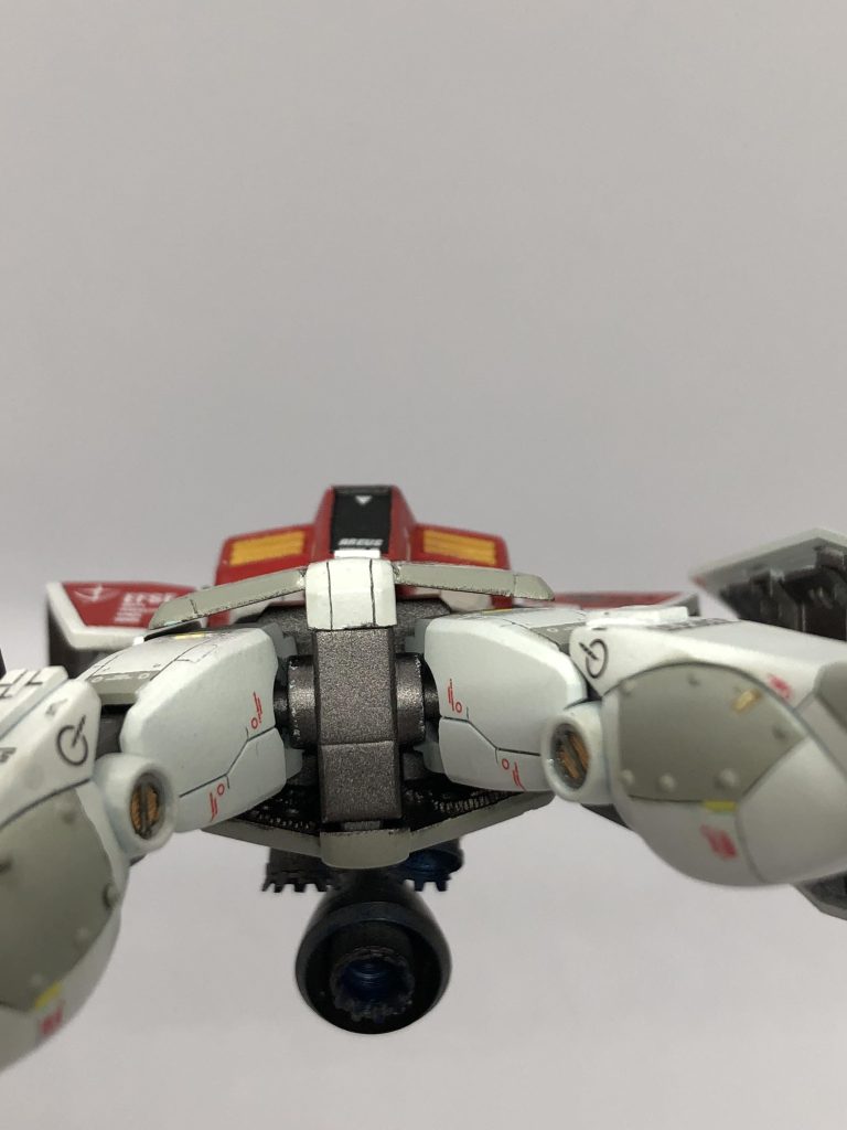 ほとんど見えない部分ですが、肩の軸を変更して可動域を上げています。また内部にメッシュパイプやカラーワイヤーを通し、配線を表現しました。これも肩アーマー付けると見えないんですけどね…。股関節も軸が見えないように模様無しの丸モールドをくり抜いて取り付け。こちらは逆に可動域が死にました。リアアーマーの裏側にも100均の手芸用歯車パーツを接着し、ディテールアップ。こちらも通常は見えません。嘘…私、見えない部分に手かけすぎ…?まあリアリティは細部に宿るので…見えないけど。宿るので…。ここまでご覧頂き、ありがとうございました!もし宜しければ、いいね!やコメントもお待ちしております!以下は制作過程になります。