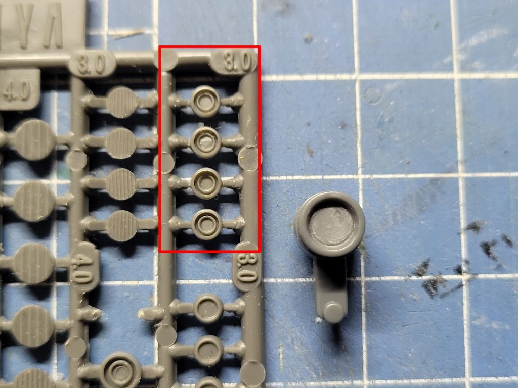 センサー部分はモーターツール等でフラットにし、内部ディテールはコトブキヤの丸モールドⅣのコチラを使用。