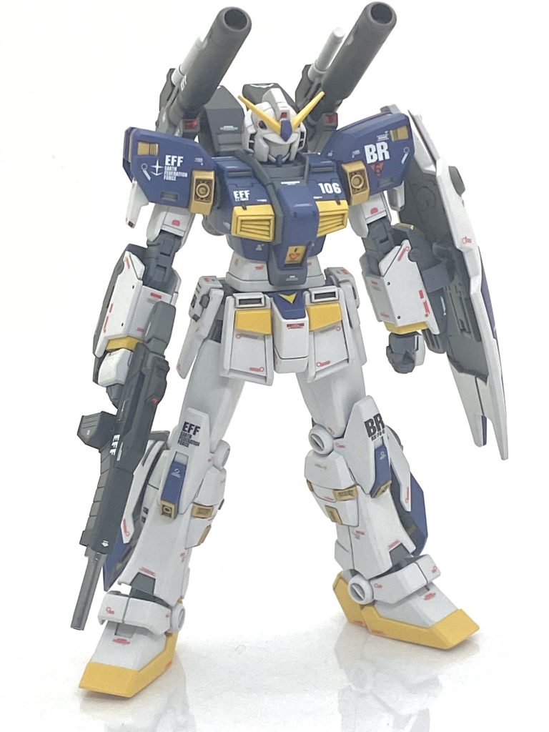 ビームライフルやシールドの裏は塗り分けないと寂しいので広い面はエアブラシ、狭い面は筆で塗り分けていきます。各部制御スラスターは淡いオレンジイエローなのですが混色が大変難しい割合なので隠蔽力の強いゴールドで塗り分けました。ただ、ゴールドはそのままですと派手過ぎるので全ての部分につや消しクリアーを吹いて落ち着いた感じにしました(ツイッター上でメタリックにつや消しを吹いて艶をコントロールしている方がいてそれを参考にしています)。300mmキャノン砲は合わせ目が出るので処理をしたのですが・・・メタリックで塗装したらヤスリ傷が大変目立ってしまい、デカールも貼っているからそこもつや消しクリアーを吹きました。おかげで傷は消えるしデカールは引き立つしで上手くいったと思いました。