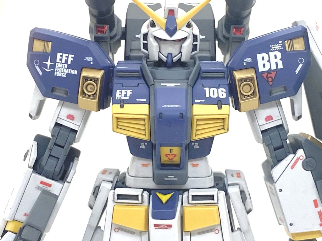 デカールはガンダムデカールのサイドストーリーズ汎用1とHGのユニコーンガンダム用をメインにMGガンダムver.kaの説明書を見ながらなるべく似たデザインのを貼っています。サイドストーリーズ汎用1のデカールにはブランリヴァル所属を意味するアルファベットのBRや形式番号のがあり、これはデカール出るのを待ってから作って大正解でした。カメラアイのシールはグリーンとレッドがあるのですがパイロットが戦いに熱くなりやすいエイガ―なのでレッドにしました。