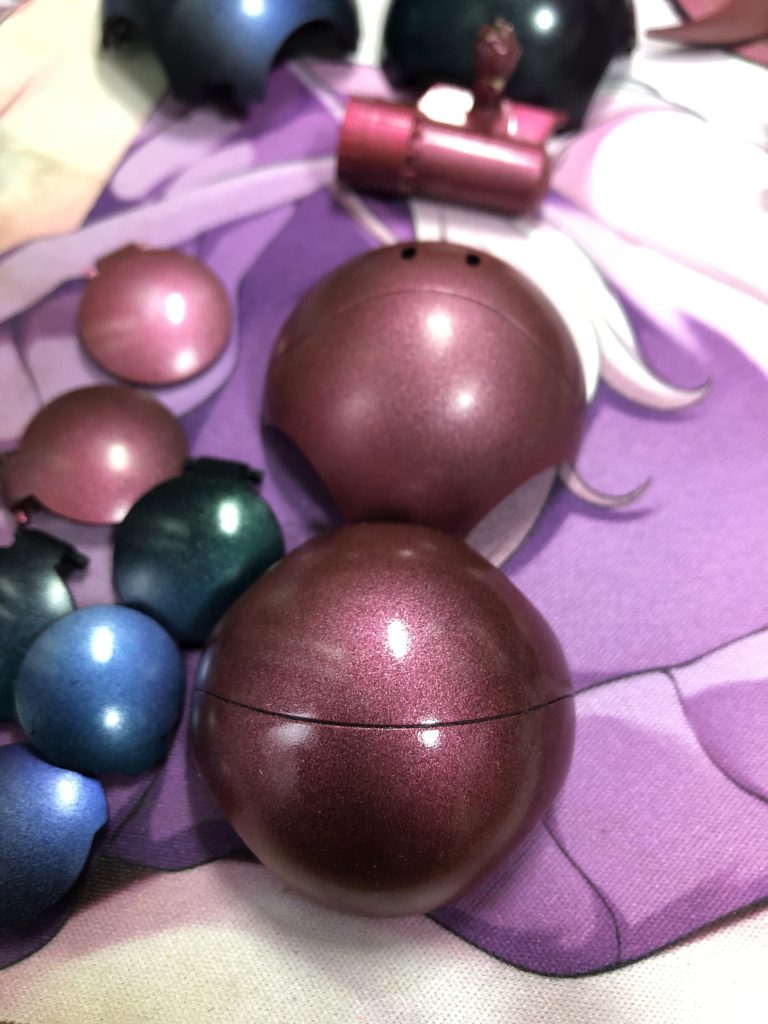 コンパウンド荒め目で磨いている途中です。上が磨き前、下が磨き後です。これだけでもかなり光沢感が違いますね。  