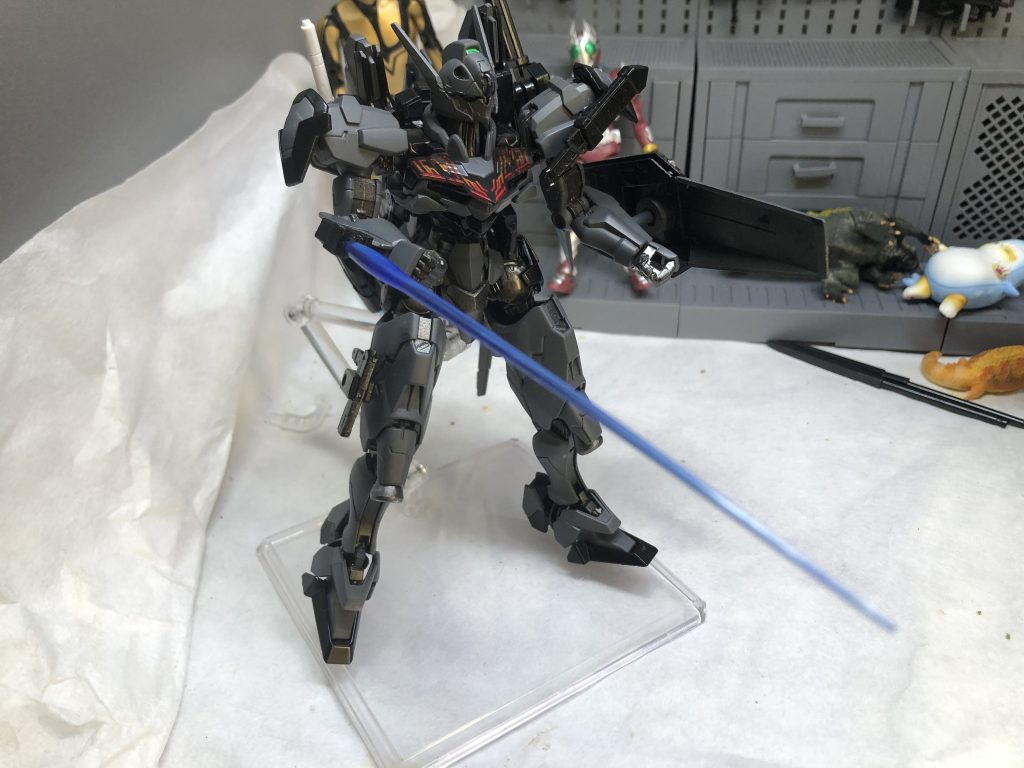 右手にはボックスタイプビームサーベル左肩にはナイフ