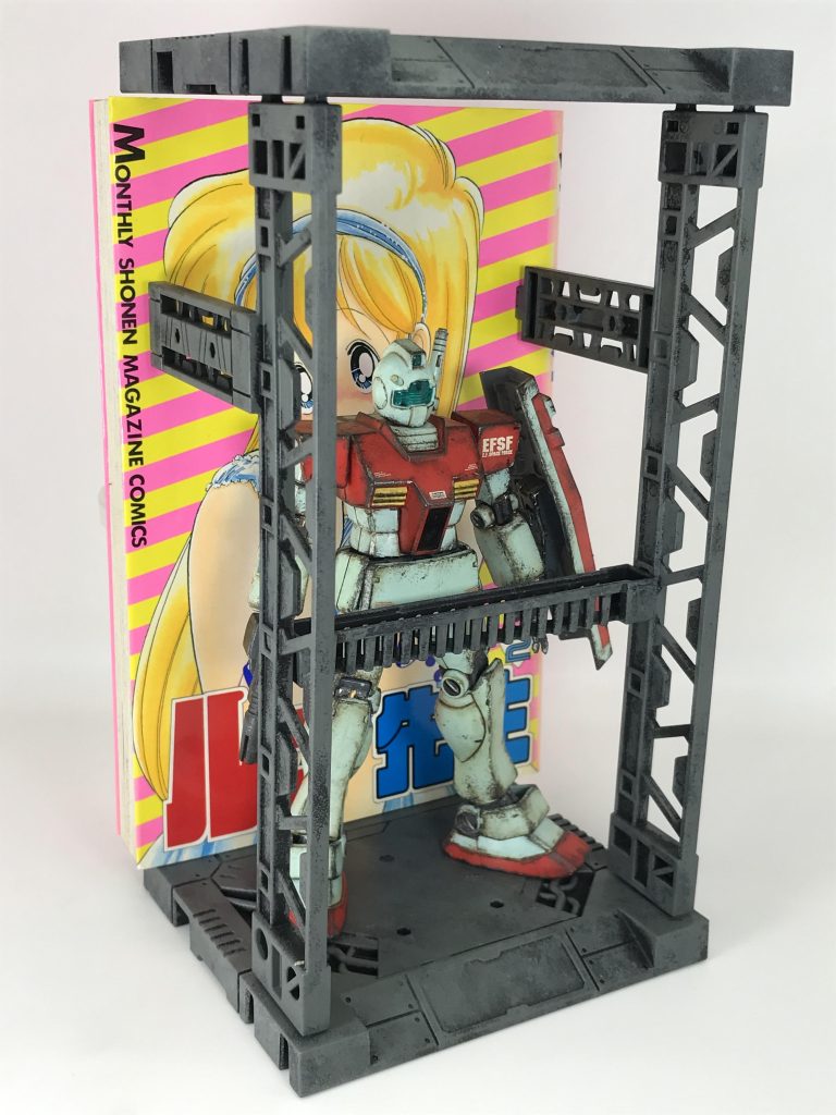 山田科学のディスプレイベースと、いけないルナ先生 第2巻 を組み合わせた…でぇ〜っ!いいの〜?究極?の宇宙要塞ルナツージオラマまるで…光と闇が両方そなわり最強に見える…こんなことできちゃうなんてしあわせ〜❤︎注:デカ文字は主人公わたるの劇中のセリフです