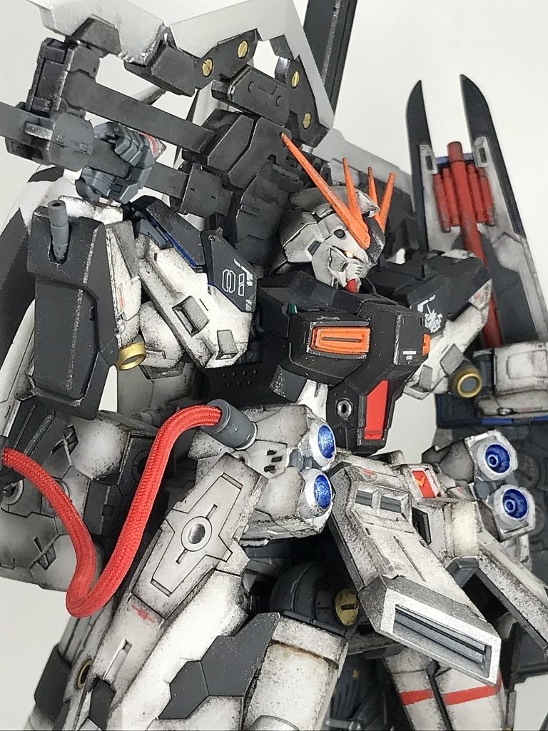 今回のミキシングも…どのパーツも接着、加工等していないので、普通のHi-νに戻すことも可能です左ふとももの赤ラインはマスキングして赤チッピングで塗装今回はいつもより丁重に汚したつもりですが…あまり変わってないwww なぜだ…坊やだからさいつもの汚しの後にさらにつや消し吹いて、ウェザリングマスターで軽い汚しを加えたのに…綺麗に汚しをしようとして少し躊躇してしまったか…😰愛犬に「塗料」をイキナリ こぼされたれたんだ…衝撃を受けるのは当然だ! 自分まで「汚れ」ちまうんだからな…オレだってヤバいと思う!だが! おれたちGUNSTAの他のヤツならッ!あとちょっとで ウェザリングが終わるってときに「作業」を決して解除したりは しねえッ!たとえ テーブルが汚れようが 嫁に怒られ ようともなッ!しつこいジョジョネタ…それほど私ジョジョ第5部が大好きであります🙄