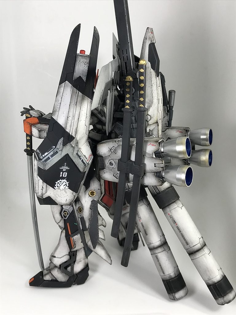 バックショット日本刀3本装備…今回は水転写デカールは使用してません…付属のリアルステックデカールや余っていたマーキングシールを多少使用しとりますしかし説明書通り全部貼るのは無理…数が多すぎだし…リアルステックデカールって余白部分が大きすぎて、そのまま貼るとモールドとかに被るんですよね…なんとかならんのかアレ…プラモの製造技術はピカイチなのに、シールの出来は微妙なバンダイ様🙄