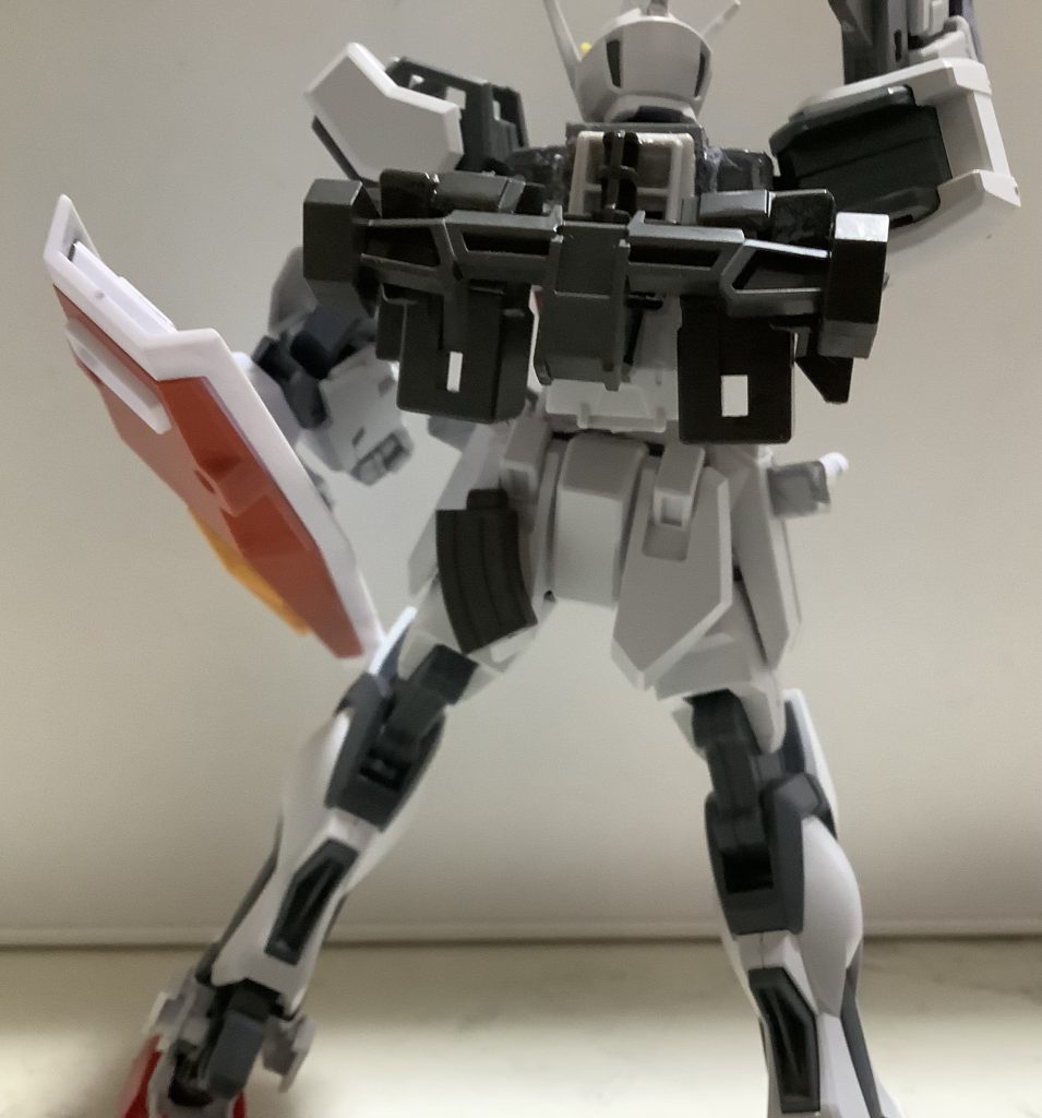 他には、高機動型にするための装備も存在する。サイドアーマーにビームサーベルが付き、リアアーマーに銃のマガジン、胴体裏側にジェットパックを装備した物もある。