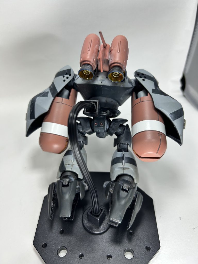 ランドセルとアームカバーはシャアピンクに。アクセントになるかと思ったけど、ちょいと目立ち過ぎた？バーニアは銀色やら銅色やら塗ってたらこんな感じに。