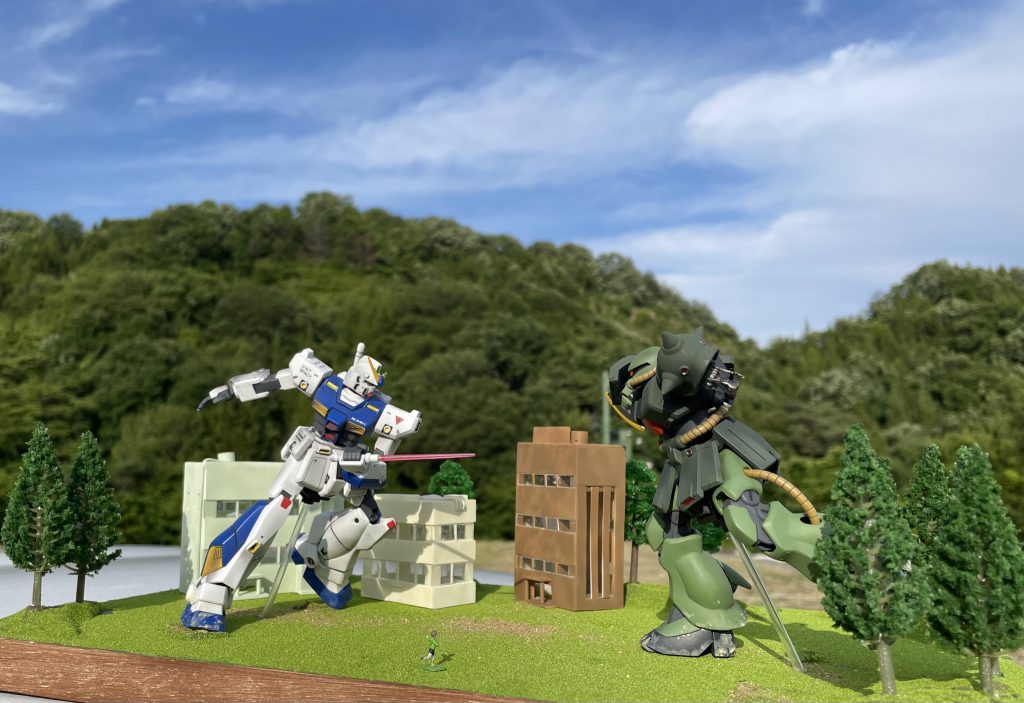 台座は百均の木製トレーから、樹木はジオラマ用の既製品から使用しましたが、ビルなどのストラクチャーは映像から極力デザインを拾ってプラ板からスクラッチしました。