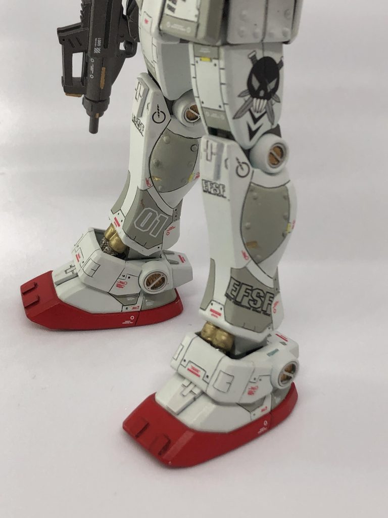 左側面から2枚。シールドのデカールは上下でメリハリを意識しました。今回の作成で一番のお気に入りポイントである脚部。スジボリの追加とパネルラインの塗り分けはもちろん、アグレッサー部隊のデカール、リベット。関節部に壽屋さんの丸モールドⅣとハイキューパーツさんのGLEPで奥行きのあるディテールアップ!(これが今回一番やりたかった)足首にメッシュパイプとかなり時間をかけました。出来上がりにも満足していて、ディテールアップした甲斐がありました。