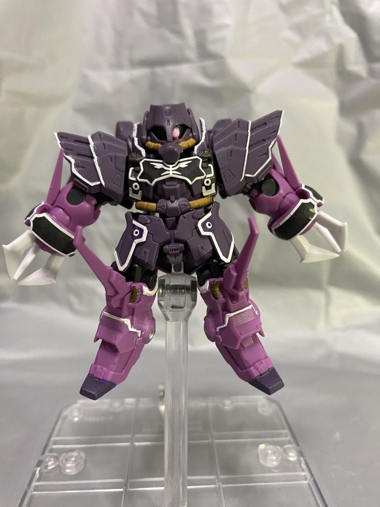 付属のエングレービングシールの他、襟と肩と足部分のエングレービング部分を4アーティストマーカーにて塗装。