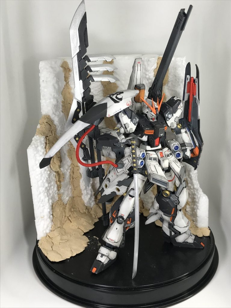 本体だけだと物足りなさを感じたので、お馴染みお手軽ジオラマベースも作製台座は100均のそばざるを逆さまにしただけνガンダムも軽く汚して完成イメージが固まった状態、腰のサイドアーマーはステイメンぽくしました😃