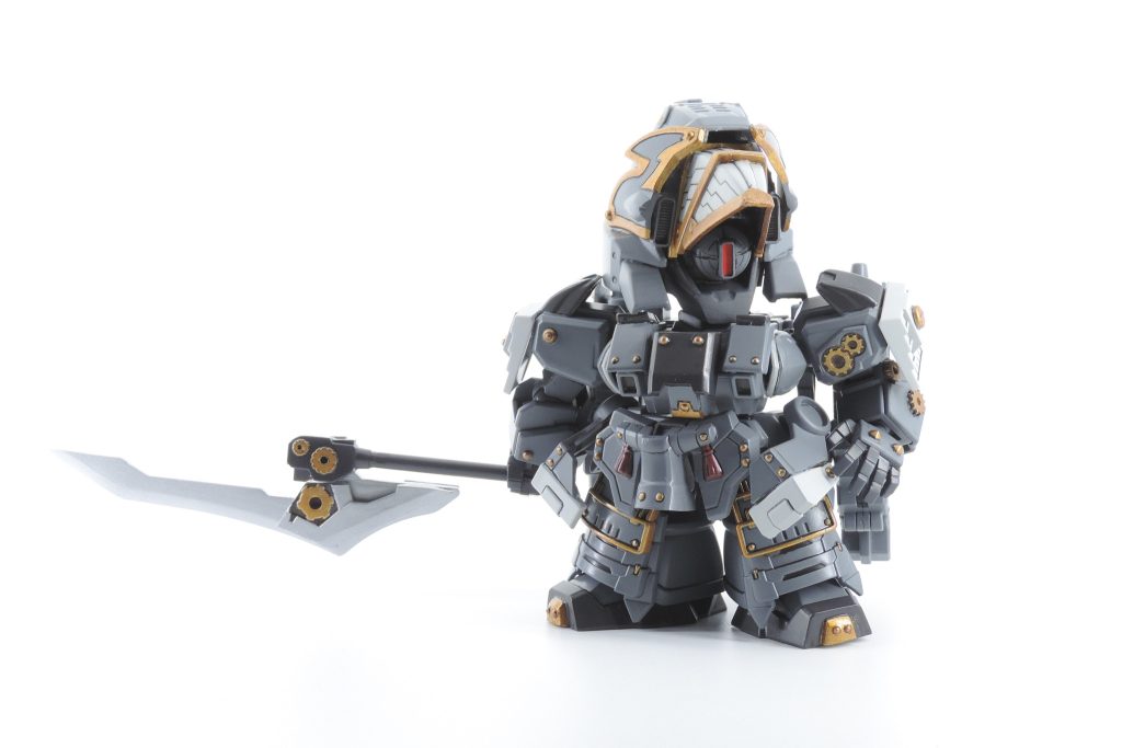 主な武装は鉄機の技術を使用した折りたたみ式の薙刀で、接近戦が得意。