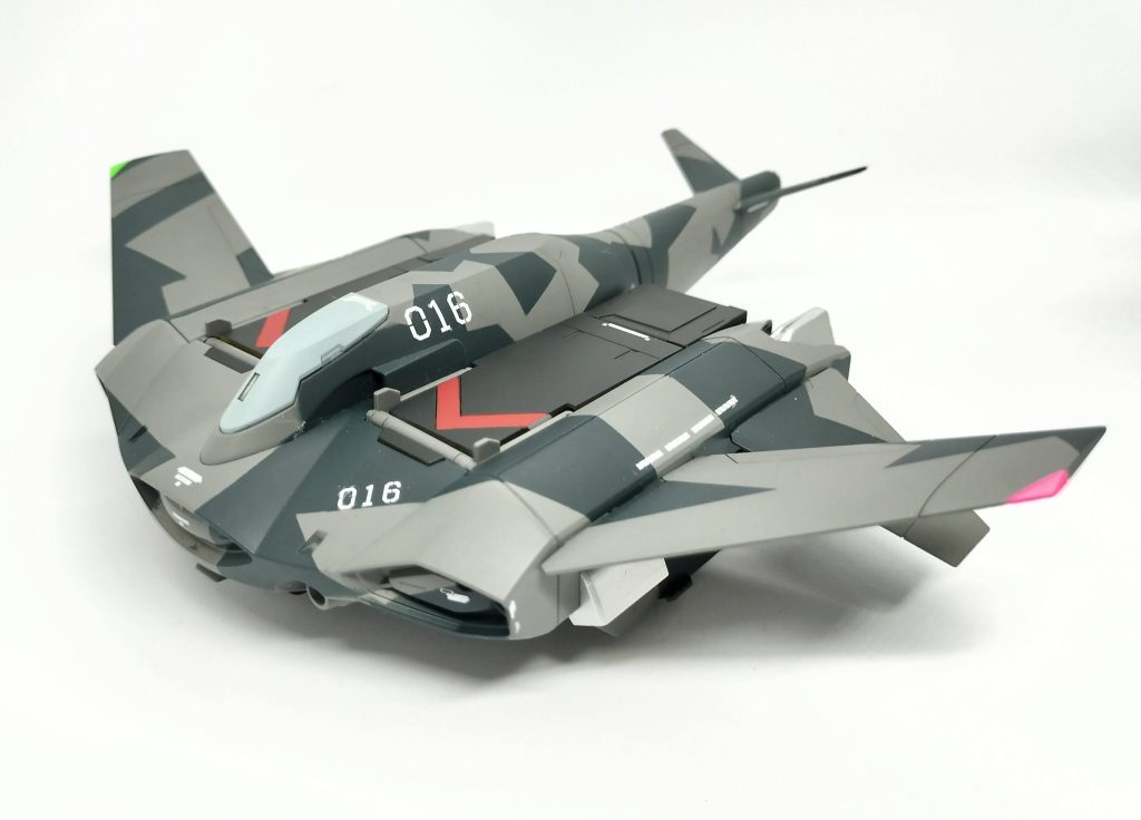 ティックバランも同じくスプリッター迷彩、航行灯も蛍光塗料で塗り分けてます。こちらはライディングギアが差し替え無しで展開と、SFSではずば抜けて出来の良い良キット。ギャルセゾンとケッサリア待ってます。