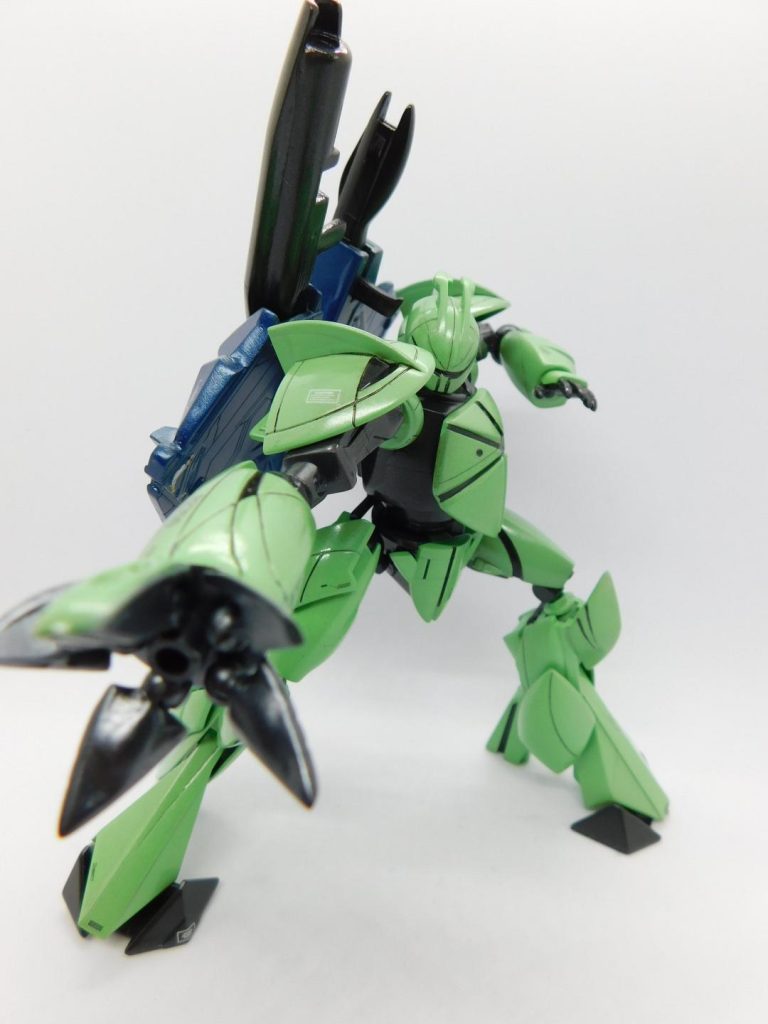 右腕は開きます。