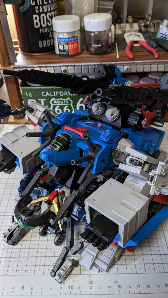 重戦闘爆撃機 ガンアーマー形態!これがガンアーマー本来の姿なのかな?戦闘機状態でキャプテンガンダムを格納できます。ガンアーマーの足の内側ジョイントが主な固定方法。向かい合ってるキャプテンとガンローダーの顔が近い近い(笑)