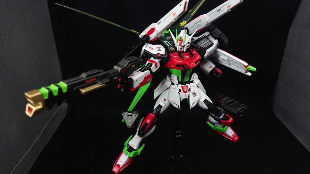 今回のお気に入りポイントは“エールストライカー”と“機体カラー”ですこれまでエールストライカーにはあまり手を加えないでいたのですが、今回は少し手を出してみました首筋のダクト部分に銃口を仕込んだのが個人的にかなり気に入っています大きさを合わせるための削り作業にかなり苦戦しましたが、この改造は今後も取り入れていきたいと思います機体カラーはイタリアンレッドとライトグリーンという、個人的には攻めた配色にしてみました少し不安だったのですが、組み上げてみれば「上手くまとめられたのではないか」と言うデキになりましたでは、最後までご覧いただきありがとうございました