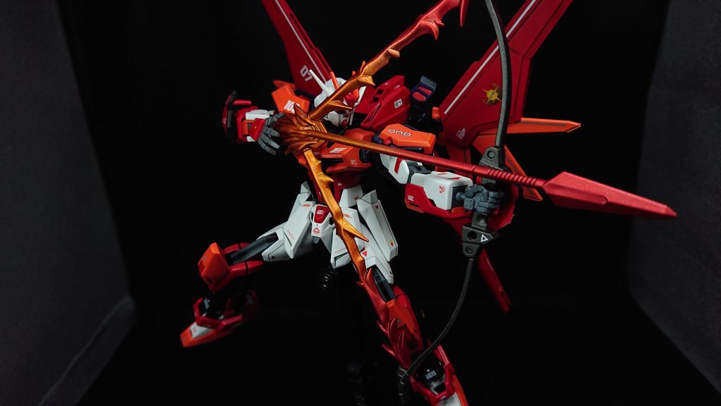 今回のお気に入りポイントは“武装の和弓”です和弓の弦と矢のグラデーションを意識して塗装してみました缶スプレーでの塗装なのでかなり大雑把なのですが下地をゴールドで塗装し、鏃をメタリックレッド、羽根部分をメタリックオレンジに分けて塗装しています上手く塗り分けられて満足のいくデキになったので、かなり気に入っていますでは、最後までご覧いただきありがとうございました