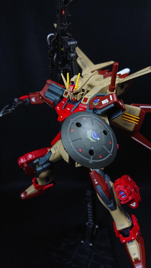 もしもの接近戦を考慮し、左腕に円形のシールドと鉈のような形をしたナイフを装備させました