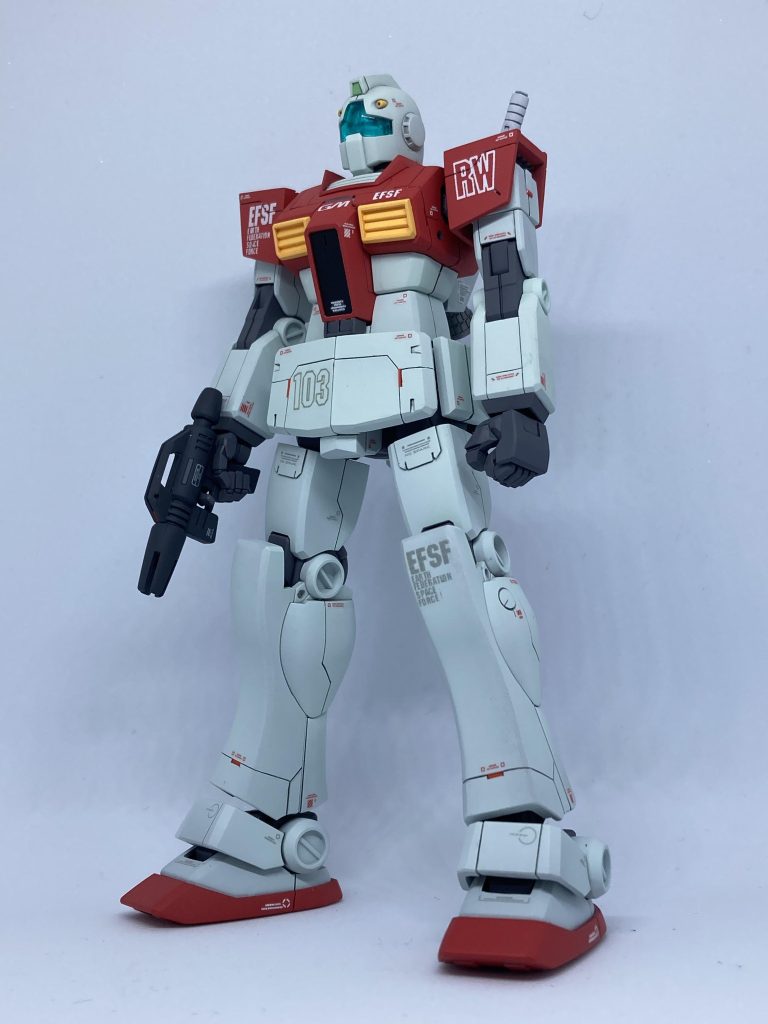 フロントビュー大量量産型を意識し、弱々しくもスタイリッシュになるよう意識しました。フロントスカートは左右二分割式にして、ボールジョイントで接続しているため、見た目以上に可動域は広いです。本体色は、成形色なみにグリーンが強いと兵器感が薄れるため、ギリギリまでホワイトに寄せて調色したつもりですが…引きで見るとグレーがかって見えます。デカールの配置やデザインはGFFを参考に。肩部の母艦コード「RW」は、地球連邦軍第三艦隊マゼラン級宇宙戦艦「レナウン」から。ソーラレイを使って形勢逆転をはかった連邦軍の星1号作戦で、ホワイトベースとともに囮役を買って出たワッケイン指令の乗艦です…最後は撃沈してしまいましたが、ワッケイン指令は漢気があって大好きです。