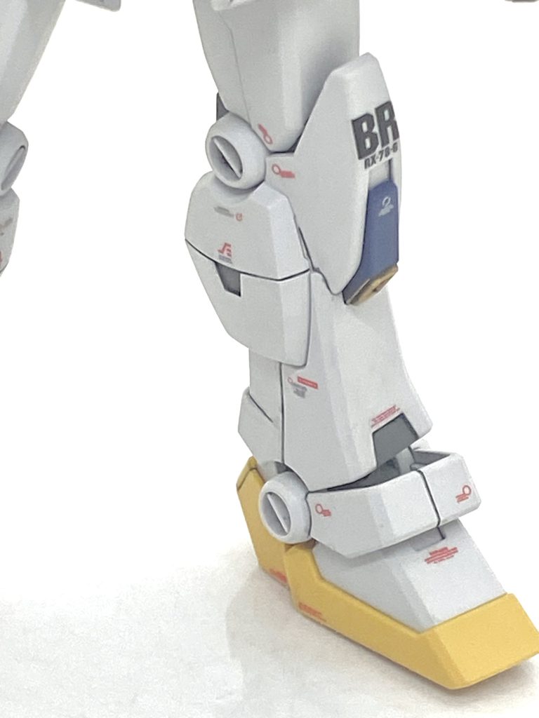 脚はいつもよりデカール貼る量を減らしながらも精密感を出せるように考えながら貼りました。