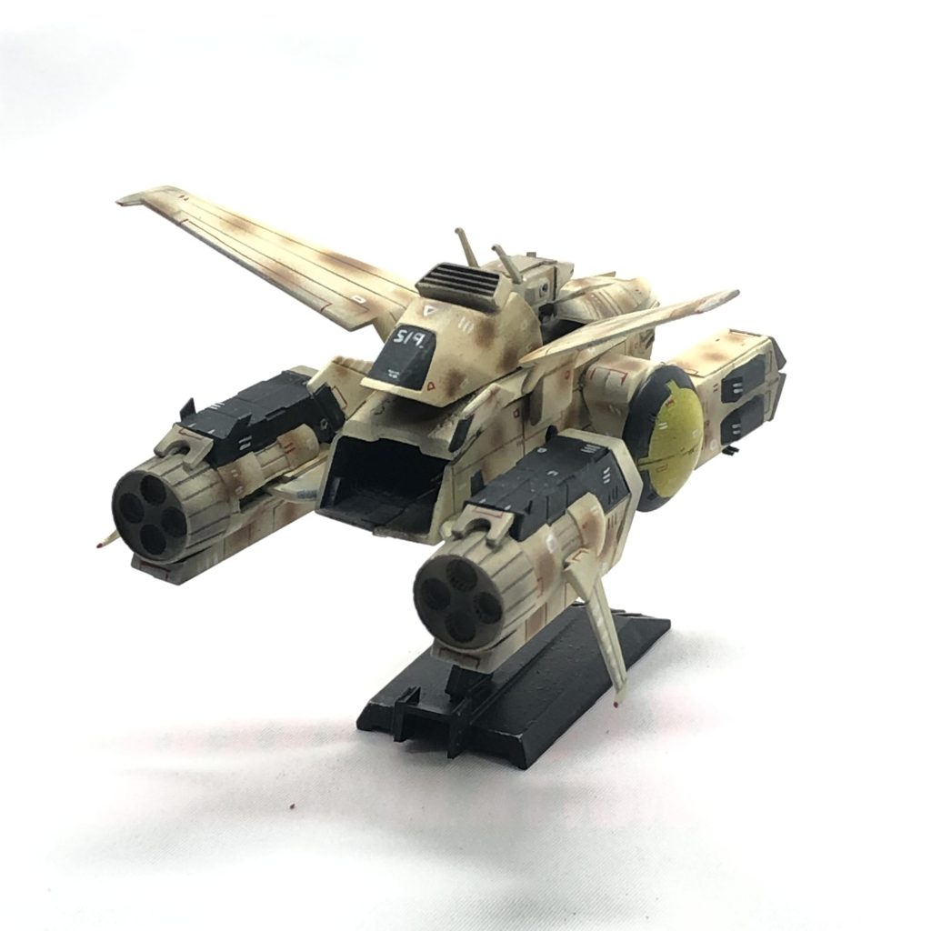 ペガサス級戦艦「ドミニオン」地球連邦軍開発した強襲揚陸艦。一年戦争で活躍したホワイトベースの名を取り「ホワイトベース級」とも呼ばれる。単独で大気圏突入しそのまま大気圏内で運用可能な多領域対応艦でもある。上部から見るとH型の特徴的なフォルムをしており、前方にMSカタパルト2基を、艦全体がブロック化されているのが特徴で、破損部分を現地で切り離したりドックでの大規模整備時などにブロックモジュール単位でのパーツ分割整備が可能である。