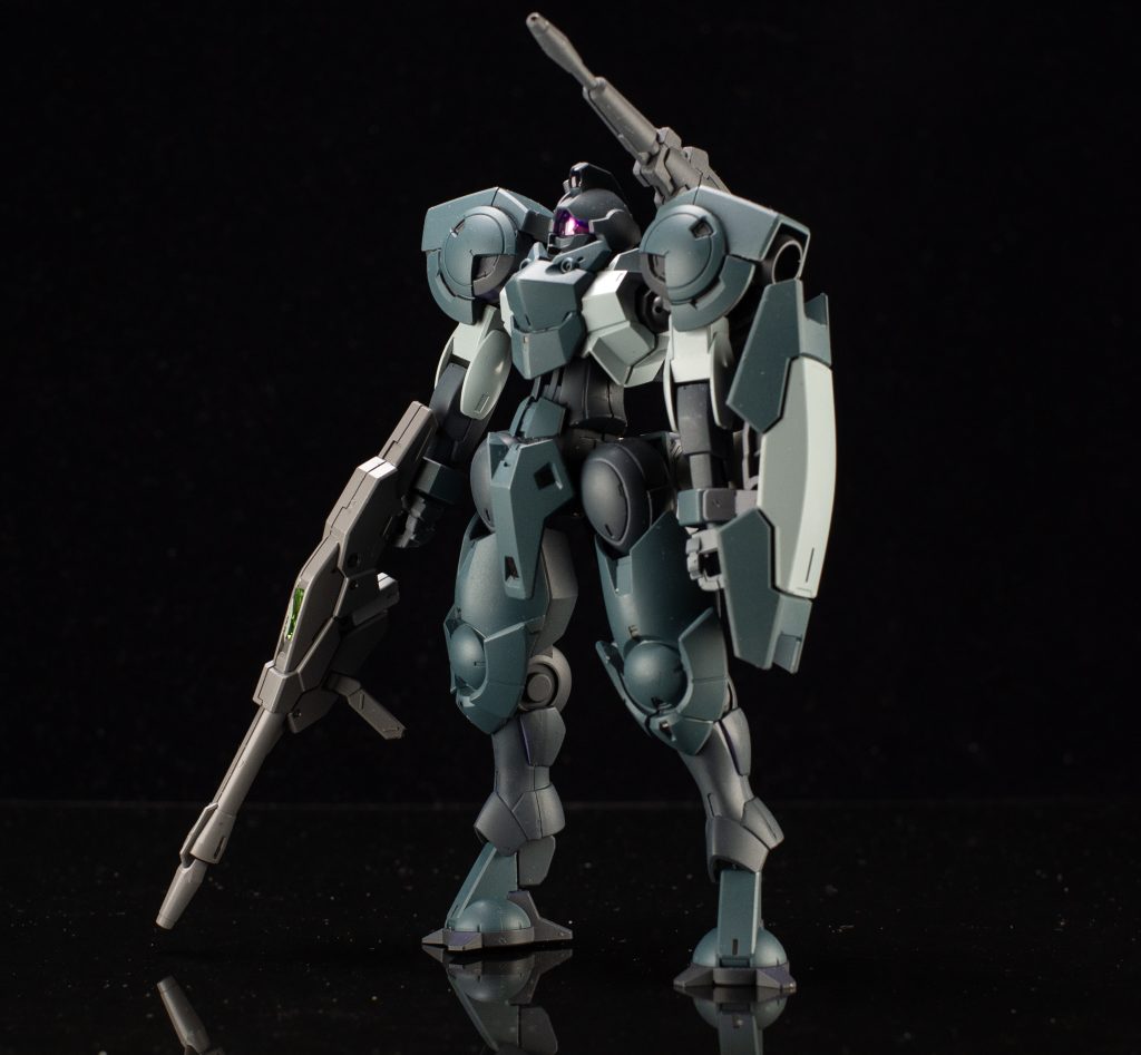 カラーレシピは、クレオスの513番、514番、515番のドゥンケルグラウという3種類のジャーマングレーを使い分けて塗り分けてみました。濃い513番=関節部、中間色の514番=下腿、前腕など、513番の退色時を肩などに使いました。明るいグレーも、ガイアノーツのニュートラルグレー2に515番を少し混ぜて同系統の色にしています。ライフルはクレオスのグレーバイオレット、肩キャノンはエクストラダークシーグレーです