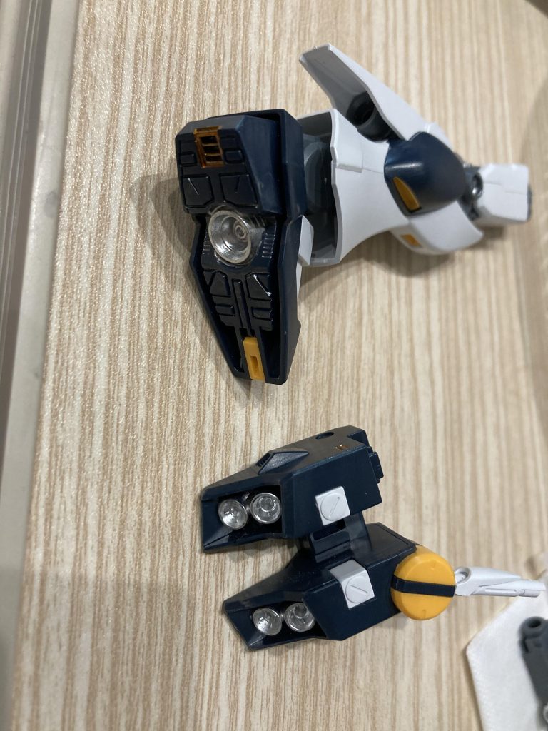 シルバーを入れるだけでめちゃくちゃ全体が引き締まって最高…。難しい部分は家族に助けてもらいながら塗装しました。このビームサーベルは後に一度ポロッと折れました。