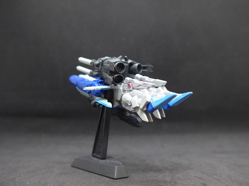 斜め後ろからです。粗がばれるだけですので間違っても真後ろからは撮れません(苦笑)今回、アーティファクトに初挑戦してみて、多くの方の技術力の高さを感じました。皆さんすごすぎますね。そんな中で、孤高の存在ともいえる「あの機体」に敬意を表する意味も込めまして、短編を作ってみました。ネオジオンの新型MSが単機でα任務部隊に急接近してきたことから、リョウ・ルーツ(Gクルーザー)とテックス・ウエスト(Z-Plus)が緊急発進した。機影をとらえたものの、瞬く間に空域から離脱した。