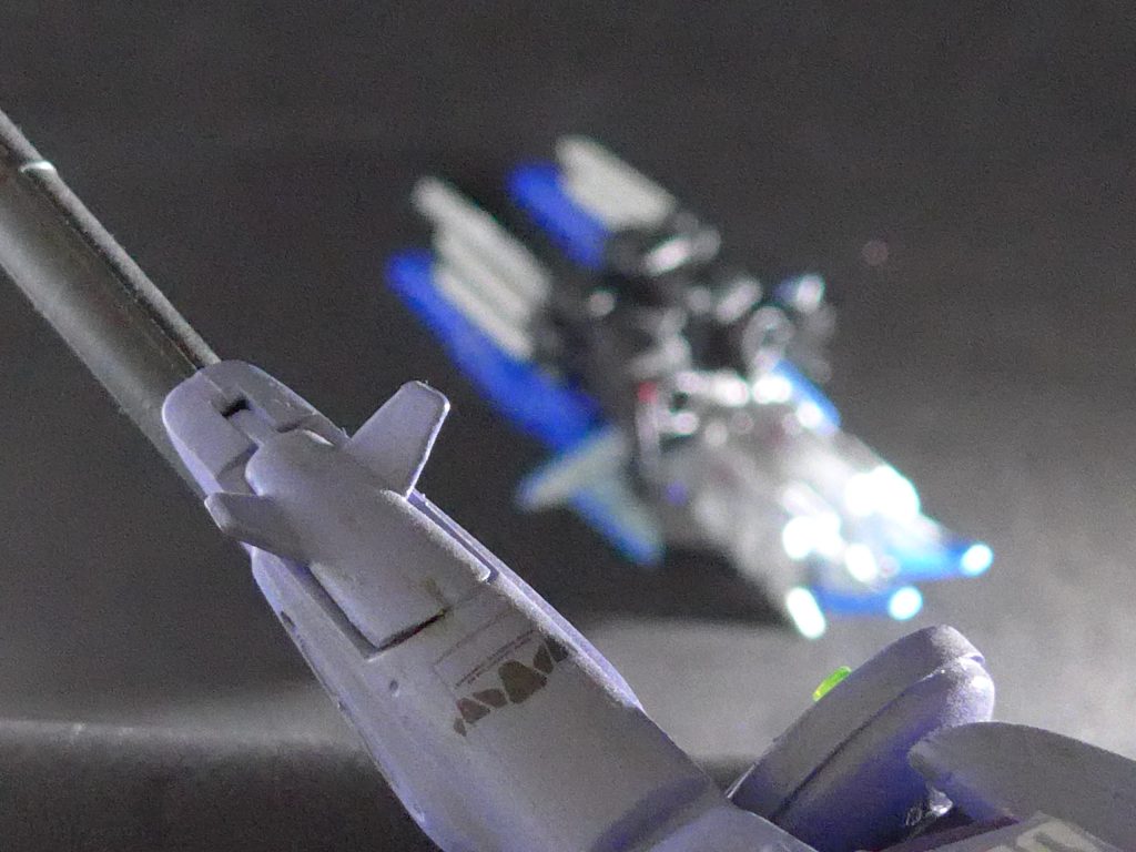 テックス:まさかお前から、しかも敵に対してそんな言葉が出てくるとは、コクピットで頭でもぶつけたか?ルーツ:うっせーな、この野郎!ちょっと気になったっただけだろーが!!さっさと帰艦するぞ!!!テックス:その方がお前らしいぞ。さて、戻るとするか。