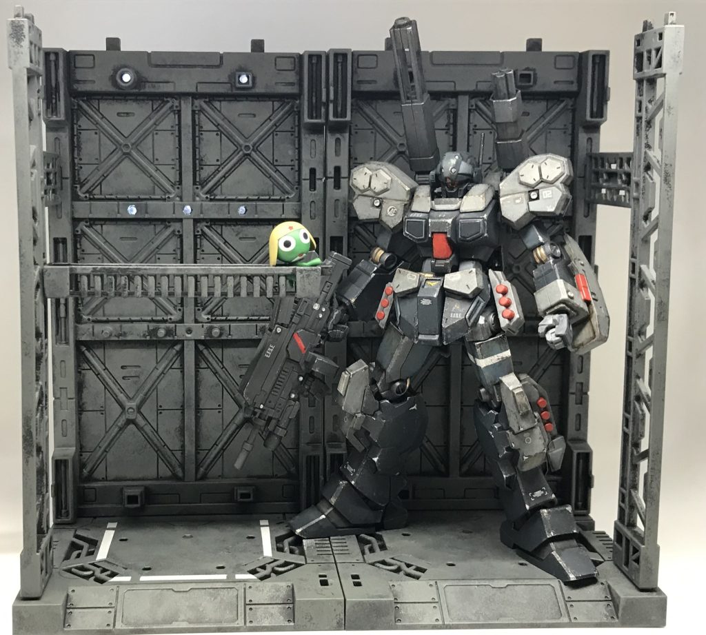 100均のディスプレイベースも少し手を加えてみました左のベースだけ100均の電飾を装着😃ベースの塗装も全てスポンジチッピングです塗装下手くそな私でも簡単に塗装した感じにできるのでチッピングサイコー!!(笑)