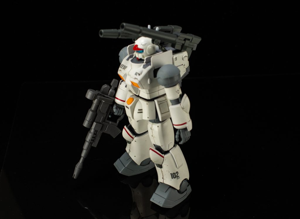 デカールは、ガンダムデカールと、ナンバーはスジボリ堂のロボデカールを使用しました。ロボデカールはクリア面を作らずに貼って、タミヤマークソフタースーパーハードを塗り、その上から水性プレミアムコートを吹きましたが、シルバリングしなかったので、使い勝手が良さそうです