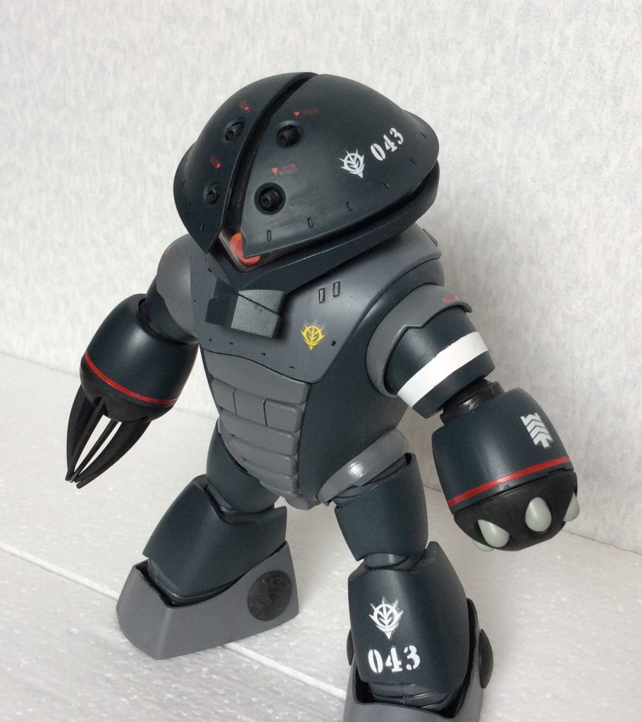 マーキングやデカールは、他の方の作例を参考にしながら、手持ちのガンダム デカールを貼ったり、マスキングテープを使って手書きしたりしました。